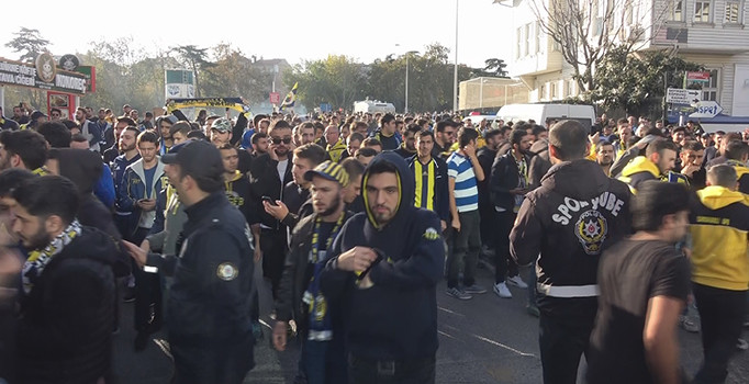Fenerbahçeli taraftarlar yola çıktı