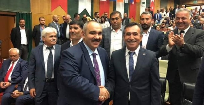 CHP’li Belediye Başkanı istifa edip AK Parti’ye katıldı