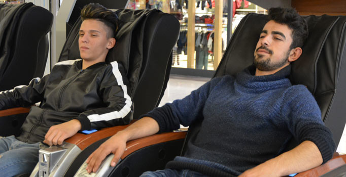 Uzmanlar uyarıyor: AVM'lerdeki masaj koltuğunda felç kalabilirsiniz