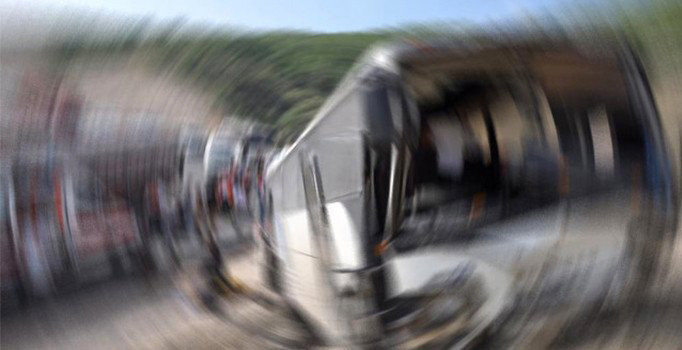 Çin'de gişede bekleyen araçlara tır çarptı: 15 ölü