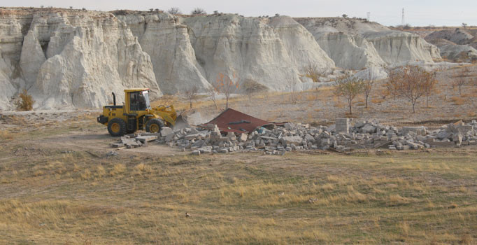 Kapadokya'da kaçak yapıların yıkımı başladı
