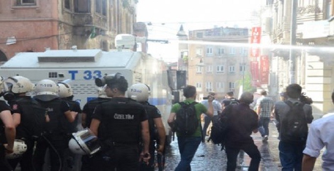 Taksim Meydanı'na gitmek isteyen gruplara polis müdahalesi