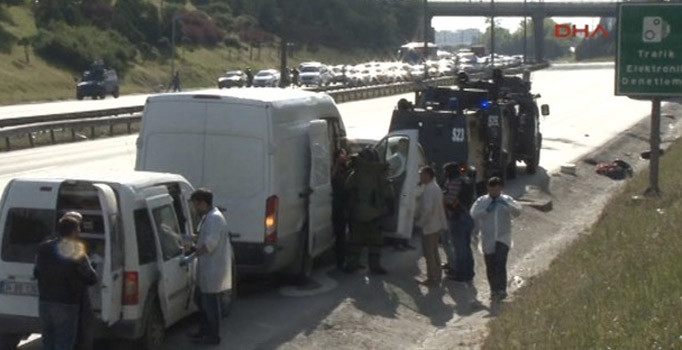 Son dakika! TEM Otoyolu'nun Gaziosmanpaşa mevkiinde şüpheli paket alarmı