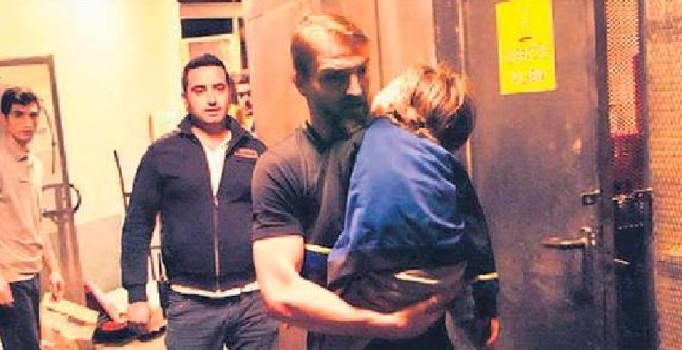 Caner Erkin oğlunu arka kapıdan çıkardı