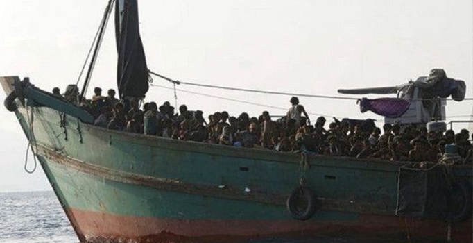 Arakanlı Müslümanlar için:
"Boğulsalar da kurtarmayın"