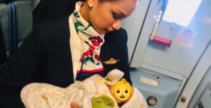 Hostes uçuşta yolcunun acıkan bebeğini emzirdi