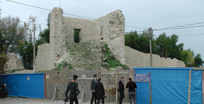 Tarihi Ceneviz Kalesi gün yüzüne çıkıyor