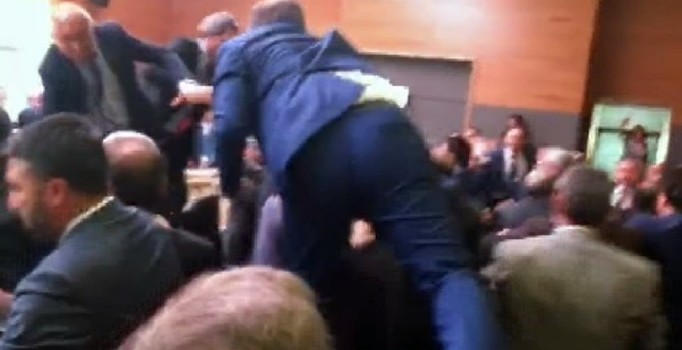 Anayasa Komisyonu’nda Kavga