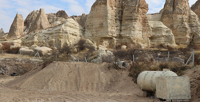 Kapadokya’da kaçak binanın üzeri toprakla örtüldü