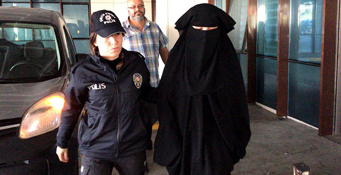 Atatürk'e hakaret ettiği iddia edilen kadın tutuklandı