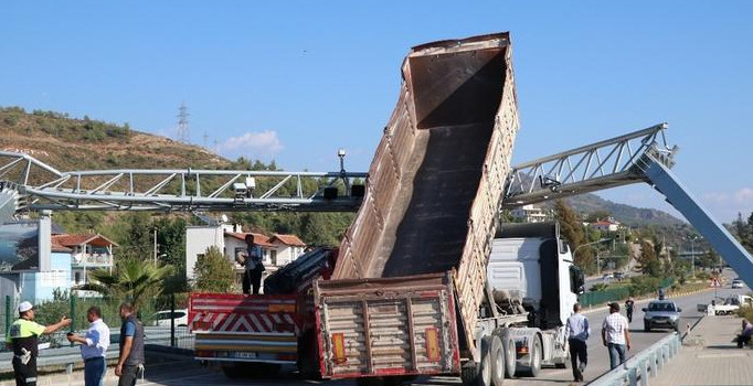 Mobese kameralarına çarptı