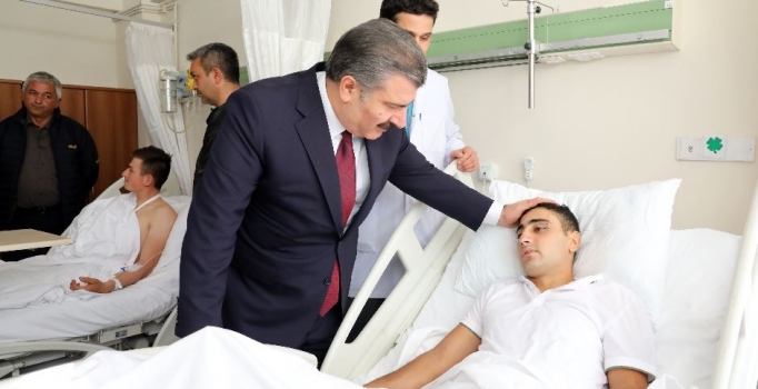 Bakan Koca'dan Hakkari ve Şırnak’ta yaralanan askerlere ziyaret