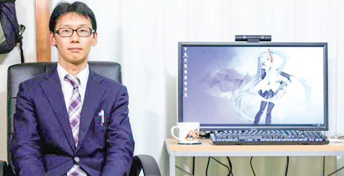 Okul yöneticisi hologram ile hayatını birleştirdi