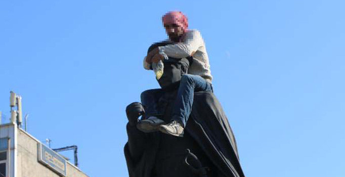 Adıyaman'da Atatürk heykeline çıkan uyuşturucu bağımlısını polis linçten kurtardı