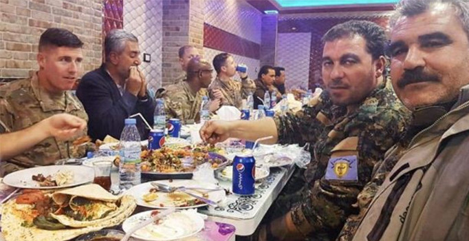 ABD askerleri Münbiç'te SDG güçleri ile aynı masada yemek yedi