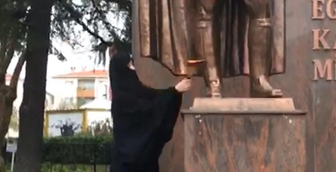 Son dakika! Atatürk büstüne saldıran kadın serbest