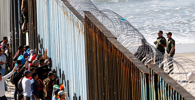Binlerce göçmen ABD sınırına dayandı