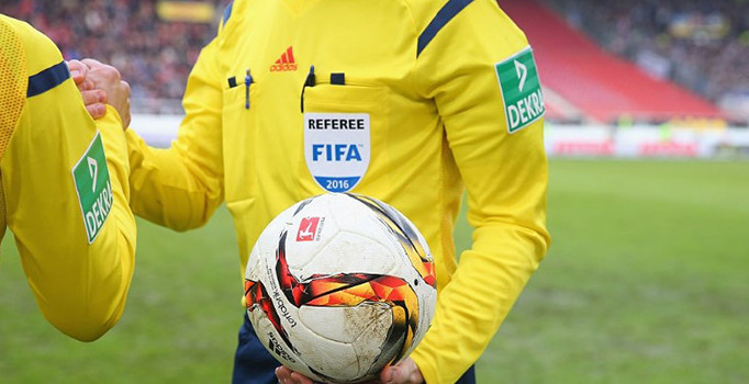 İngiliz hakeme 'taş, kağıt, makas' cezası