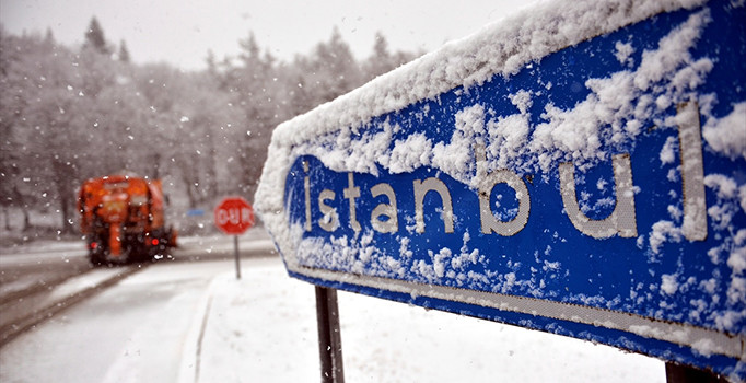 Kış geri döndü! Bu kadar erken kimse beklemiyordu... Herkes atkısını, beresini, montlarını çıkarsın! Yarından da yakın