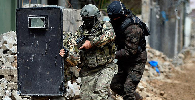 TSK: Şemdinli’de operasyonda yaralanan bir asker kaldırıldığı hastanede şehit oldu