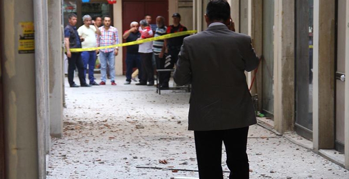 Bombalar kargo paketi ve çiçek buketiyle geldi