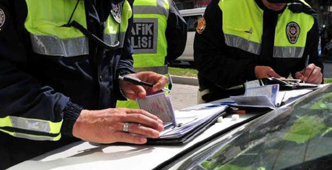 Emniyet müdüründen, kızına ceza yazan polise ödül