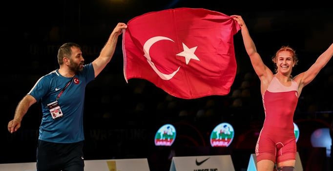 Bakan Kasapoğlu, Dünya Şampiyonu Buse Tosun’u kutladı