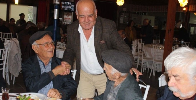 Başkan Karaçelik’ten emekli öğretmenlere anlamlı jest