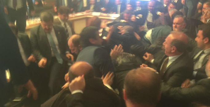 TBMM Anayasa Komisyonu'nda HDP'lilerle AK Parti'liler arasında kavga çıktı