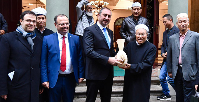 Adalet Bakanı Gül'e Uygur tepkisi