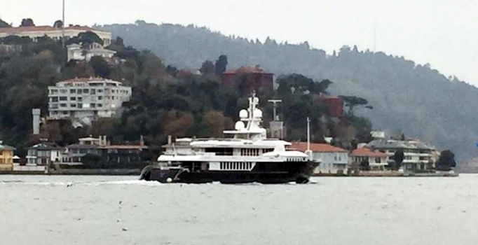 Süper yat İstanbul Boğazı'ndan geçti