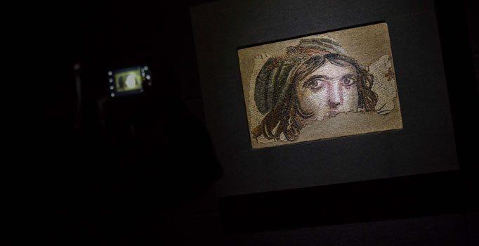 'Çingene Kızı' mozaiğinin kayıp parçalarını Türk yetkililer teslim aldı