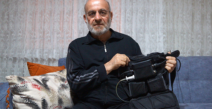 Kalbini çantasında taşıyor