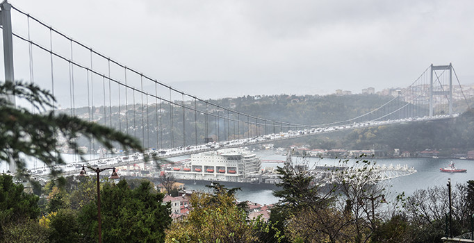 Dünyanın en büyük gemisi İstanbul Boğazı’ndan geçti