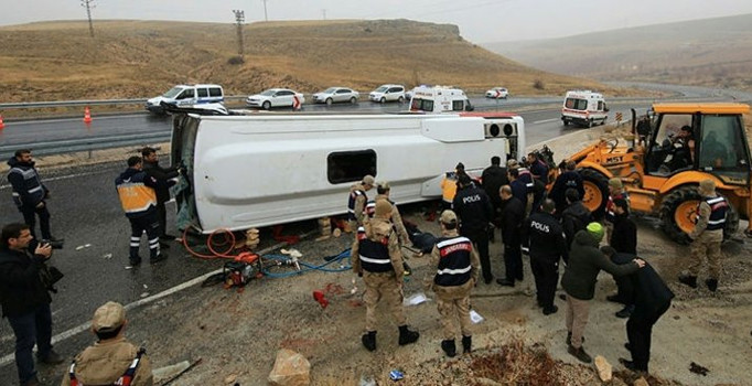Malatya’da cenaze taşıyan midibüs devrildi: 4 ölü, 15 yaralı