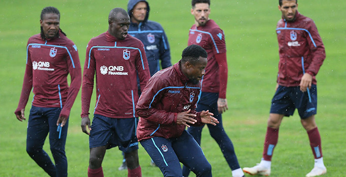 Trabzonsporlu Onazi, ambulansla hastaneye kaldırıldı