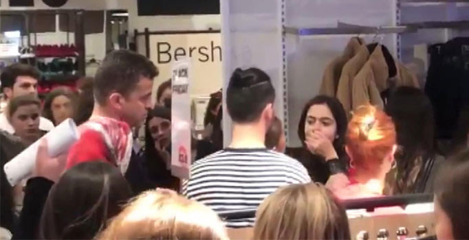 'Efsane Cuma'izdihamı...Kadınlar kıyafet için kavga etti