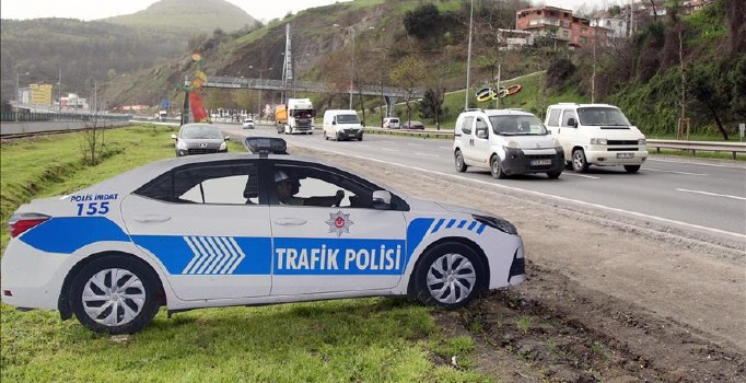 Maket polis aracını gören frene bastı, kazalar azaldı