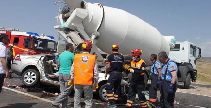 Otomobil beton mikserine çarptı: 3 ölü, 1 yaralı