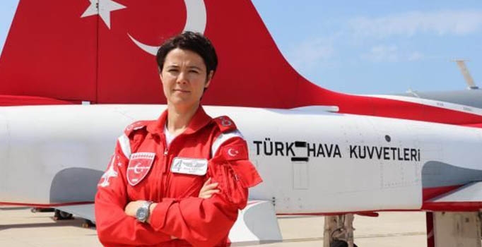 Türk Yıldızı Esra Binbaşı gösterilerde nefes kesti