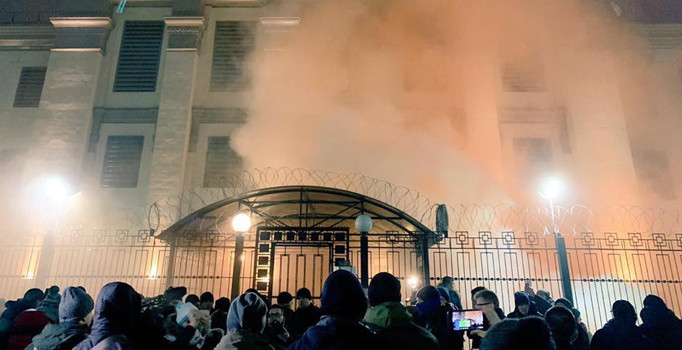 Kiev'de şiddetli gösteriler: Rusya Büyükelçiliği'nin aracı ateşe verildi 