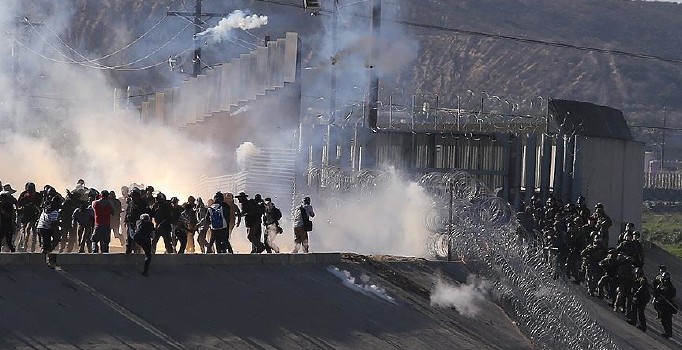 Trump ‘öldürürüz’ demişti, sınırdaki göçmenlere müdahale başladı