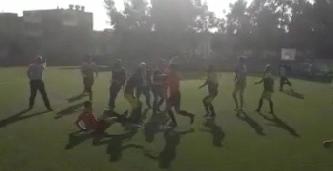 Şanlıurfa'da futbolcu hakeme uçan tekme attı
