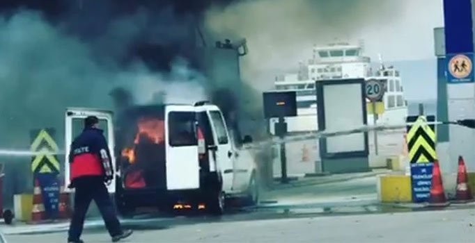 Feribot gişesinde yanan araç paniğe sebep oldu