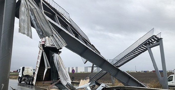 Kırklareli'de damperi açılan kamyon üst geçidi yıktı