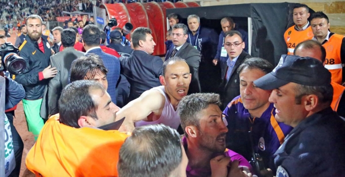 Sivas'ta maç bitti saha karıştı