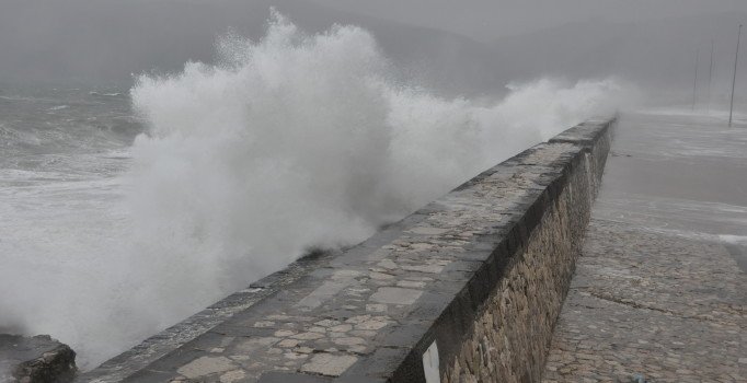 Amasra'da şiddetli rüzgar nedeniyle dev dalgalar oluştu