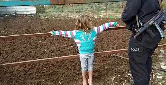 Babalarının çite bağladığı 2 çocuğu polis kurtardı