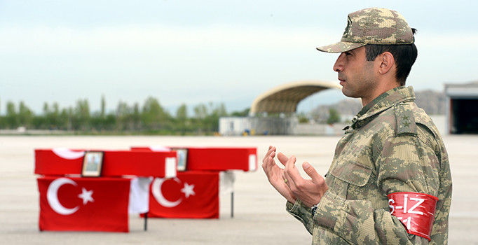 Şemdinli şehitleri Muttalip Soylu ve Ayhan Erdoğan için Van'da askeri tören