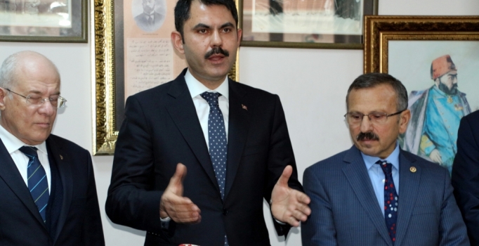 Sırada pet, metal, karton ve cam şişe var